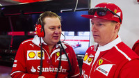 Momentka z garáže Ferrari - Kimi zrovna nadšeně nevypadá
