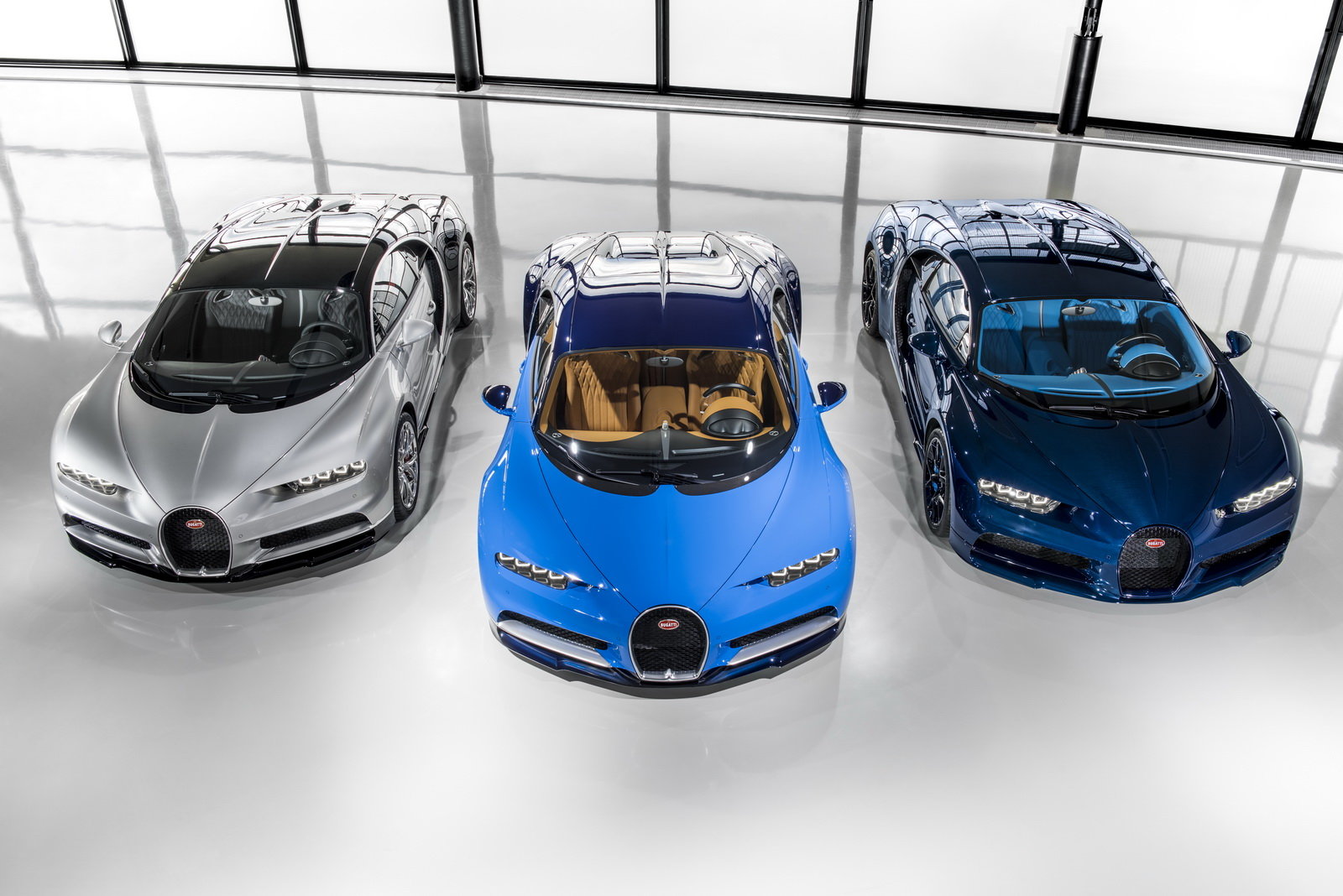 Toto jsou první tři Bugatti Chiron předané zákazníkům..