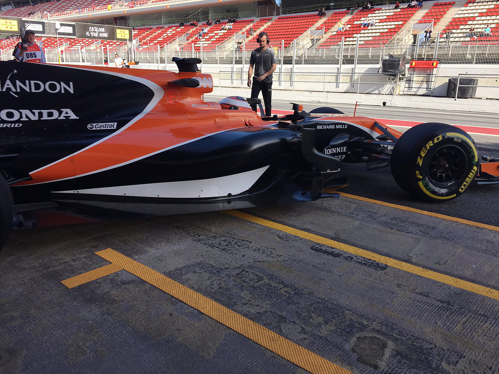 McLaren na začátku druhých testů neušel problémům, ale aspoň se odpoledne dostal na trať
