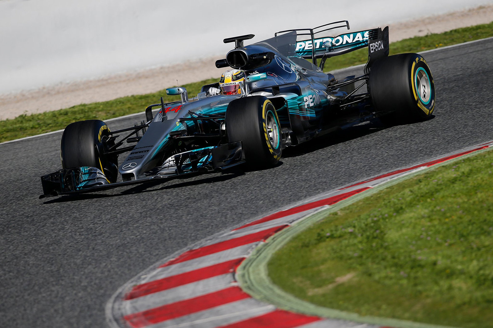 Mercedes s Hamiltonem za volantem jezdil dopoledne s diskutovanou "ploutví"
