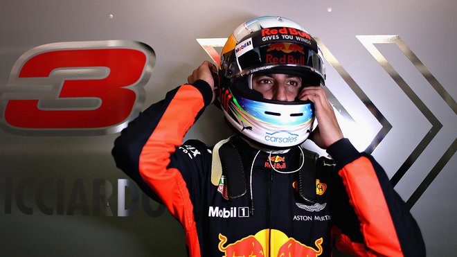 Usadit přilbu a hurá na okruh: Daniel Ricciardo je připraven k odpoledním jízdám