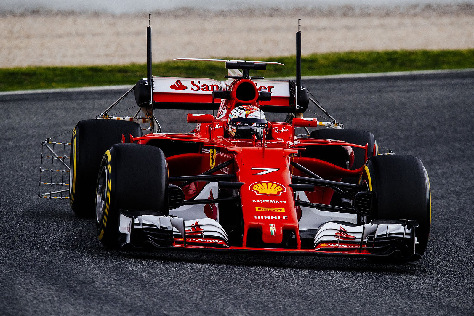 Ferrari s testovací mřížkou za zadní nápravou
