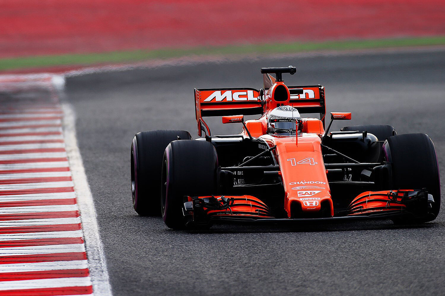 Alonso odstartoval druhý testovací den na ultraměkké směsi