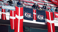 Přes malý počet diváků se objevují hojně dánské vlajky na podporu Magnussena