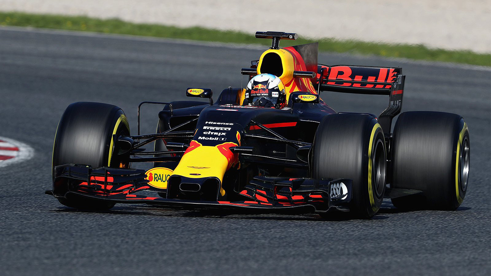 Daniel Ricciardo hájí barvy Red Bullu v předposledním testovacím dni