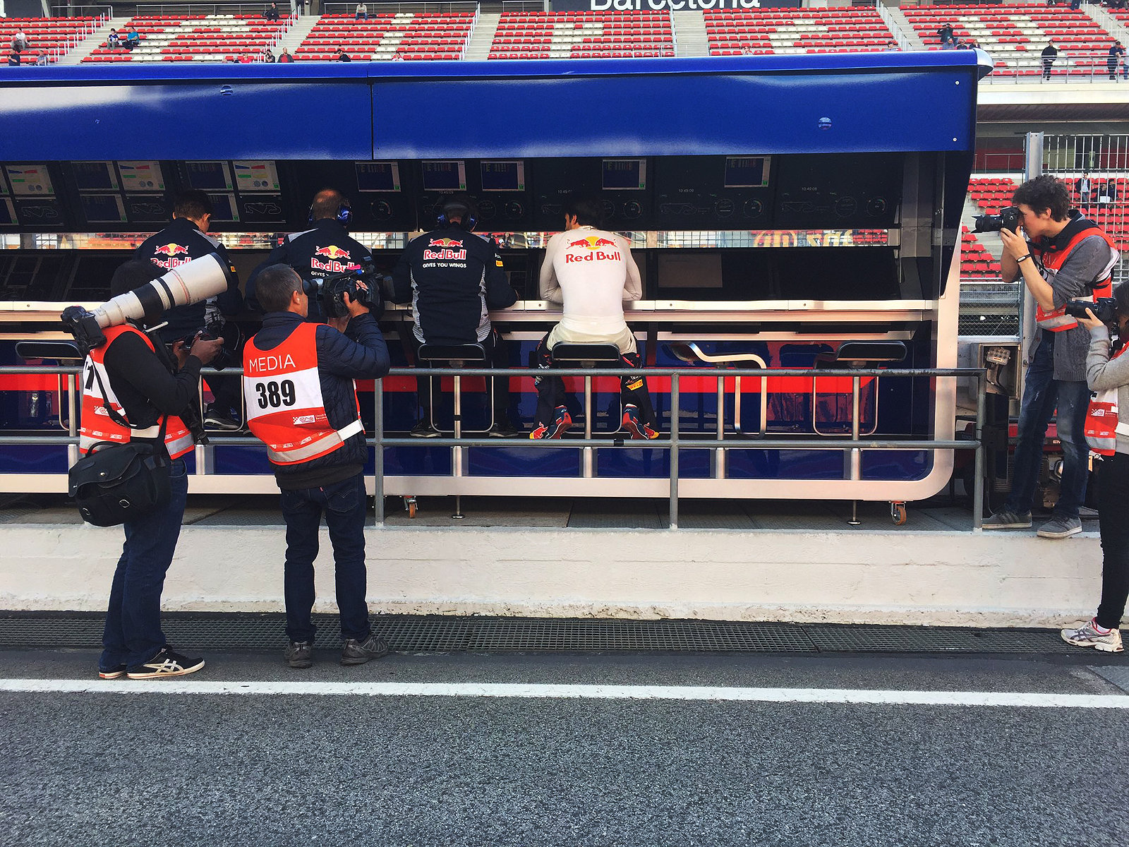 Porada týmu Toro Rosso, Sainz jr. ještě v nedbalkách. Ale všeho do času
