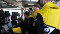 Technici Dunlop při sběru dat v rámci předsezónních testů ve španělském Aragonu