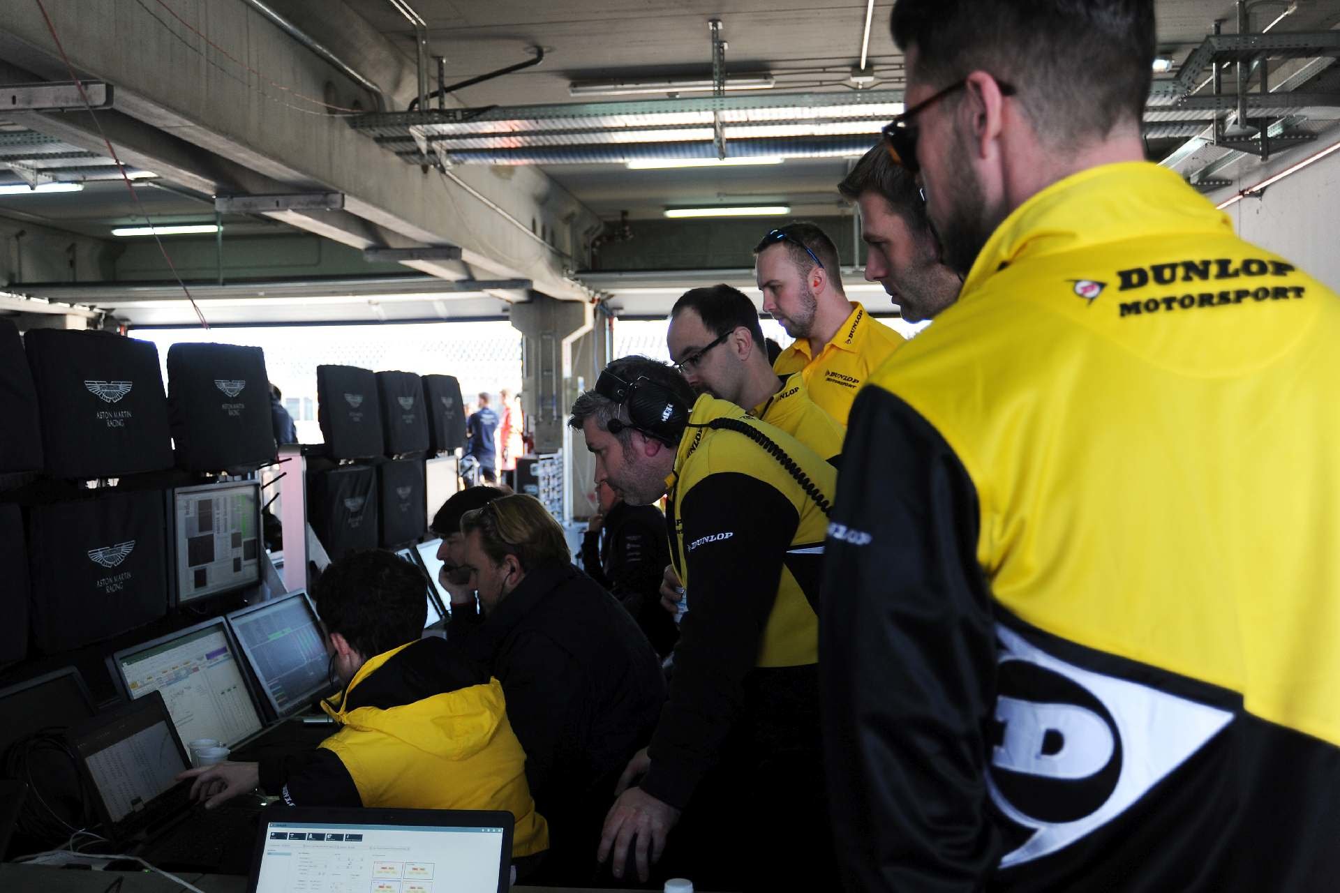 Technici Dunlop při sběru dat v rámci předsezónních testů ve španělském Aragonu
