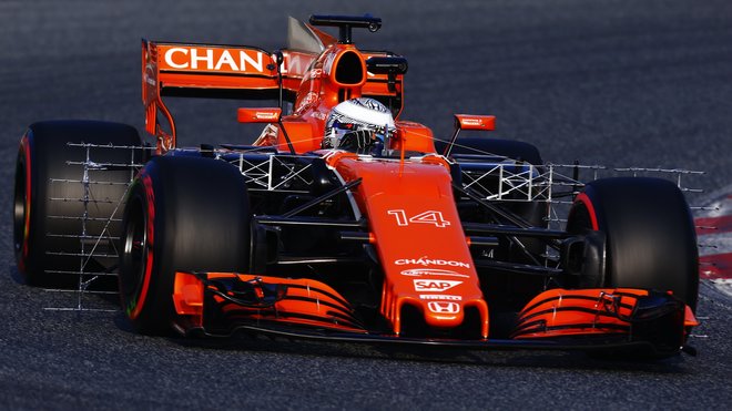Fernando Alonso s McLarenem MCL32 během prvních předsezónních testů v Barceloně
