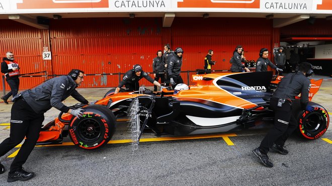 Fernando Alonso s McLarenem MCL32 během předsezónních testů v Barceloně