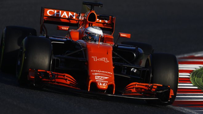 Fernando Alonso s McLarenem MCL32 během prvních předsezónních testů v Barceloně
