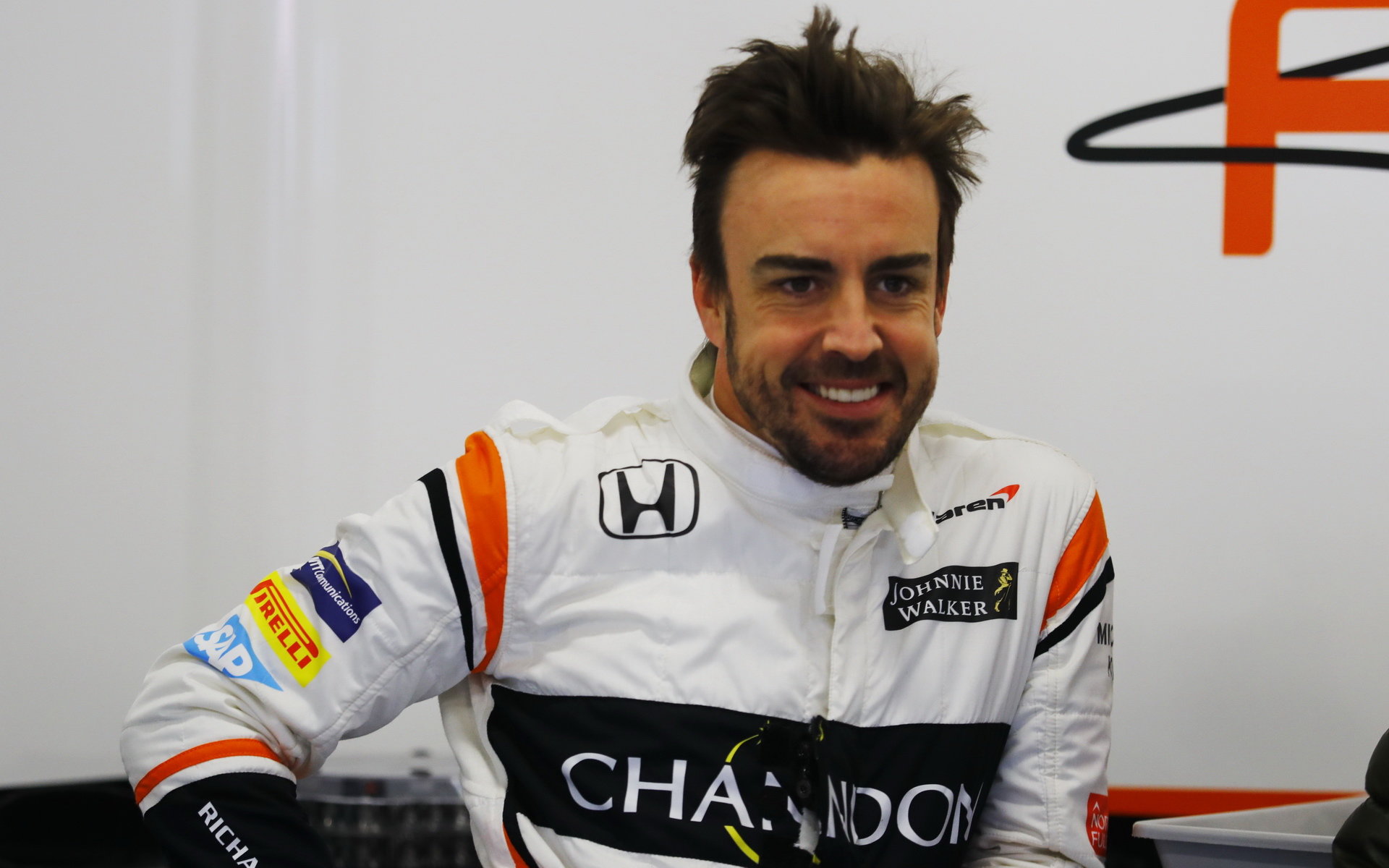 Fernando Alonso v dobré náladě při testech