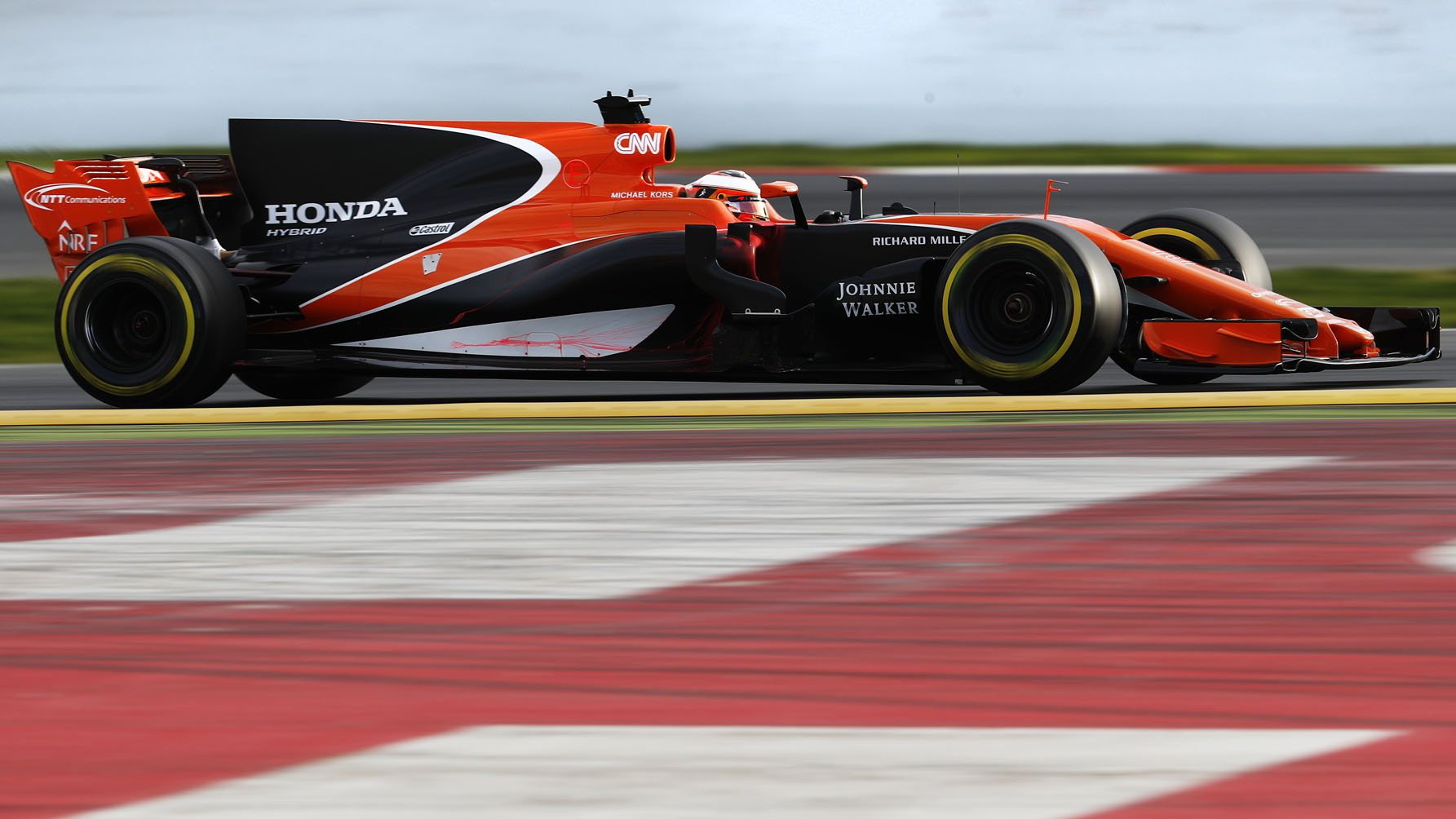McLarenem poháněný Hondou během testů v Barceloně
