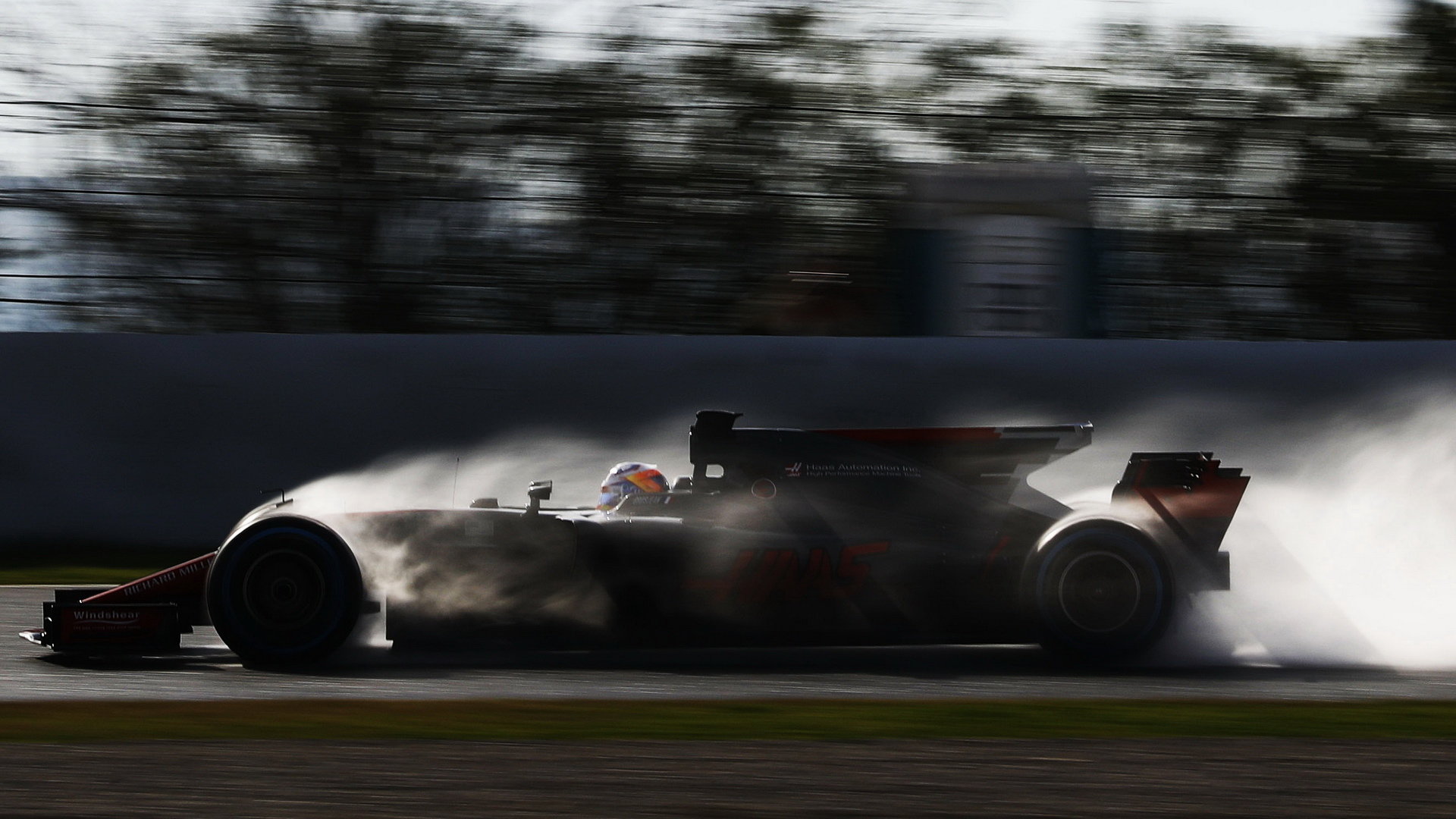 Romain Grosjean při testování na mokrém povrchu
