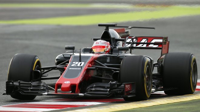 Magnussen na Haasu VF-17 Ferrari