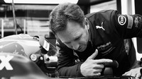 Šéf Red Bullu Christian Horner se sklání nad Maxem Verstappenem