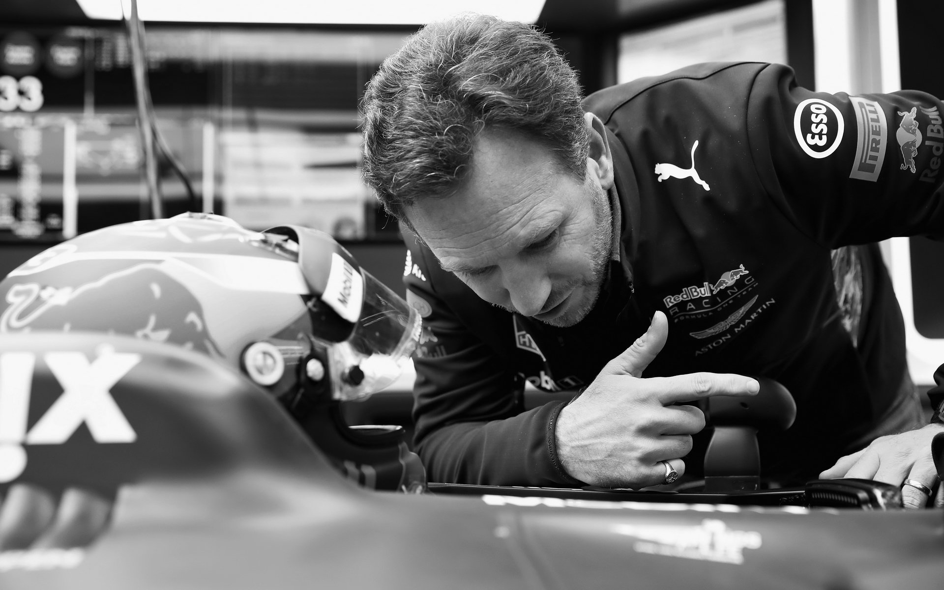 Šéf Red Bullu Christian Horner se sklání nad Maxem Verstappenem