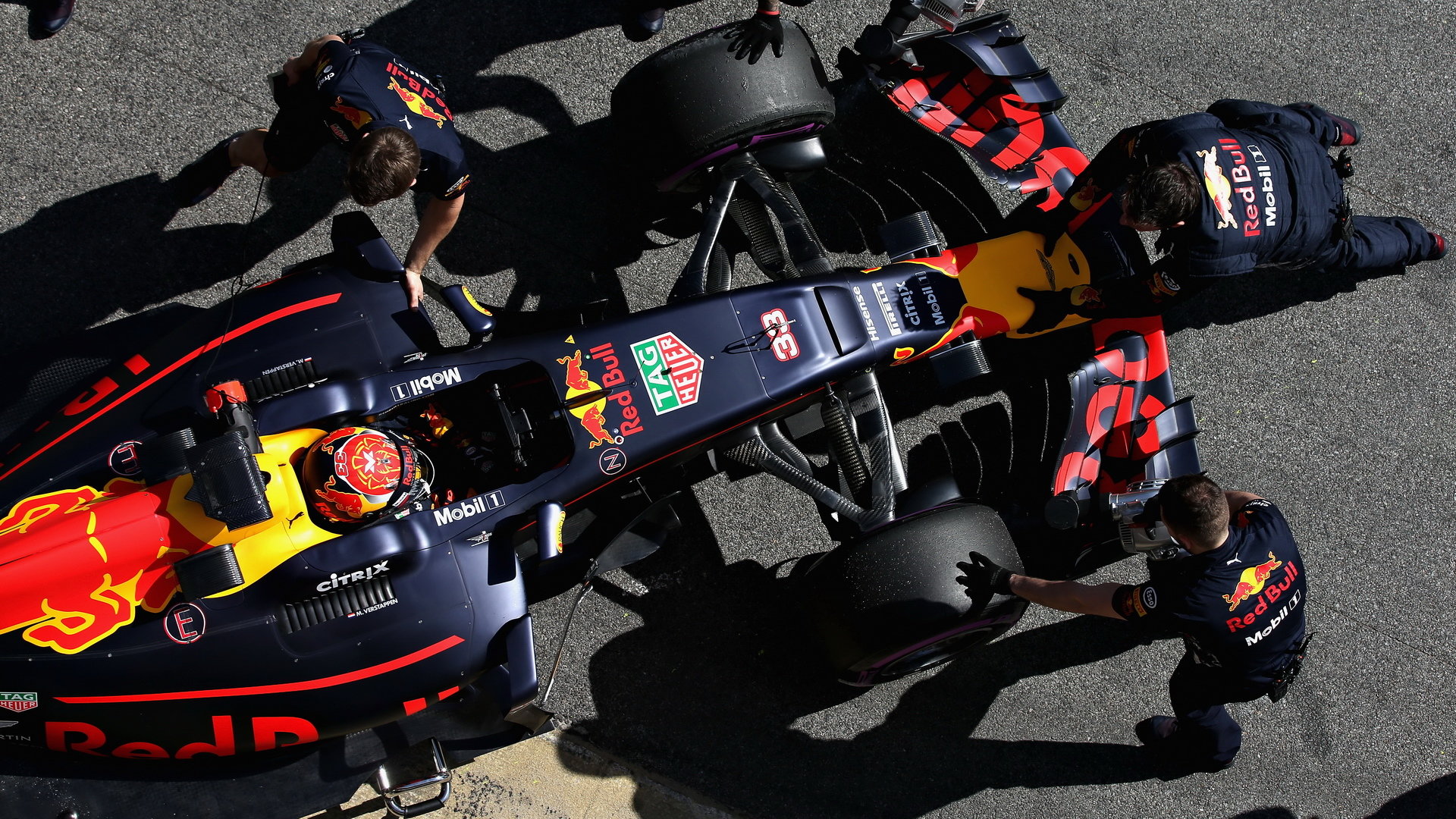 Max Verstappen dnes chvíli vedl, poté se stáhl do garáže Red Bullu