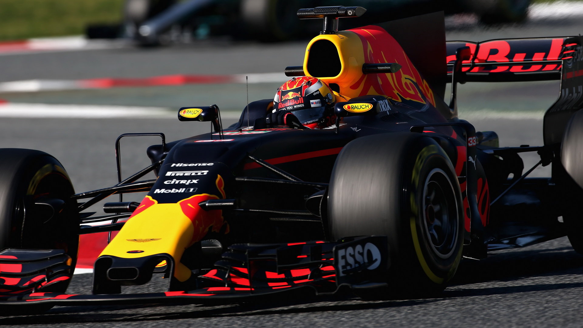 Zavěšení Mercedesu i Red Bullu je podle FIA v Melbourne v pořádku
