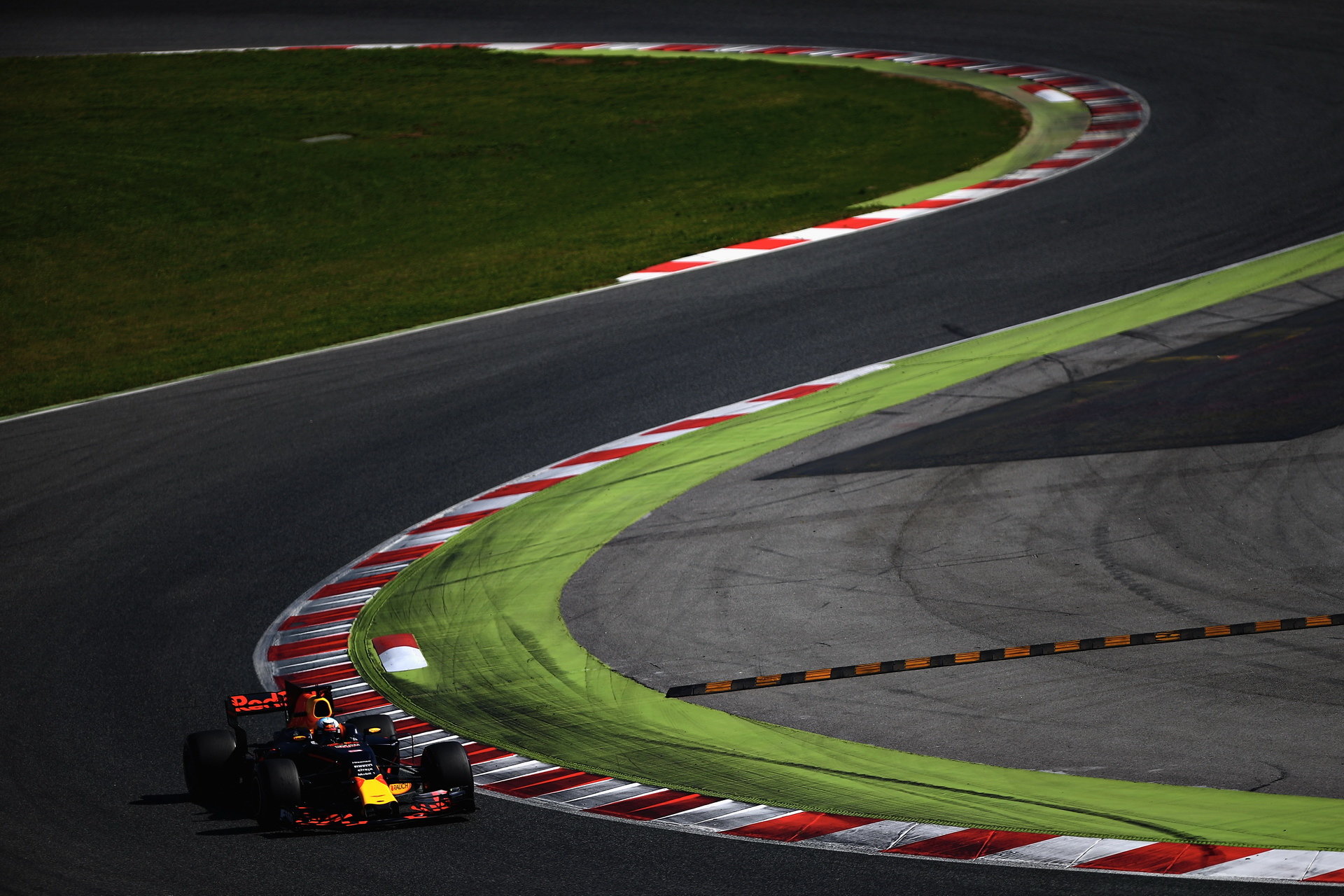 Pohled na zadní partie Ricciardova Red Bullu RB13 Renault