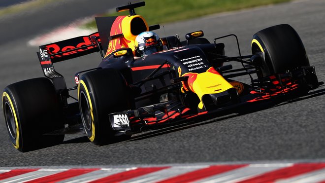Daniel Ricciardo s Red Bullem RB13 během předsezónních testů v Barceloně