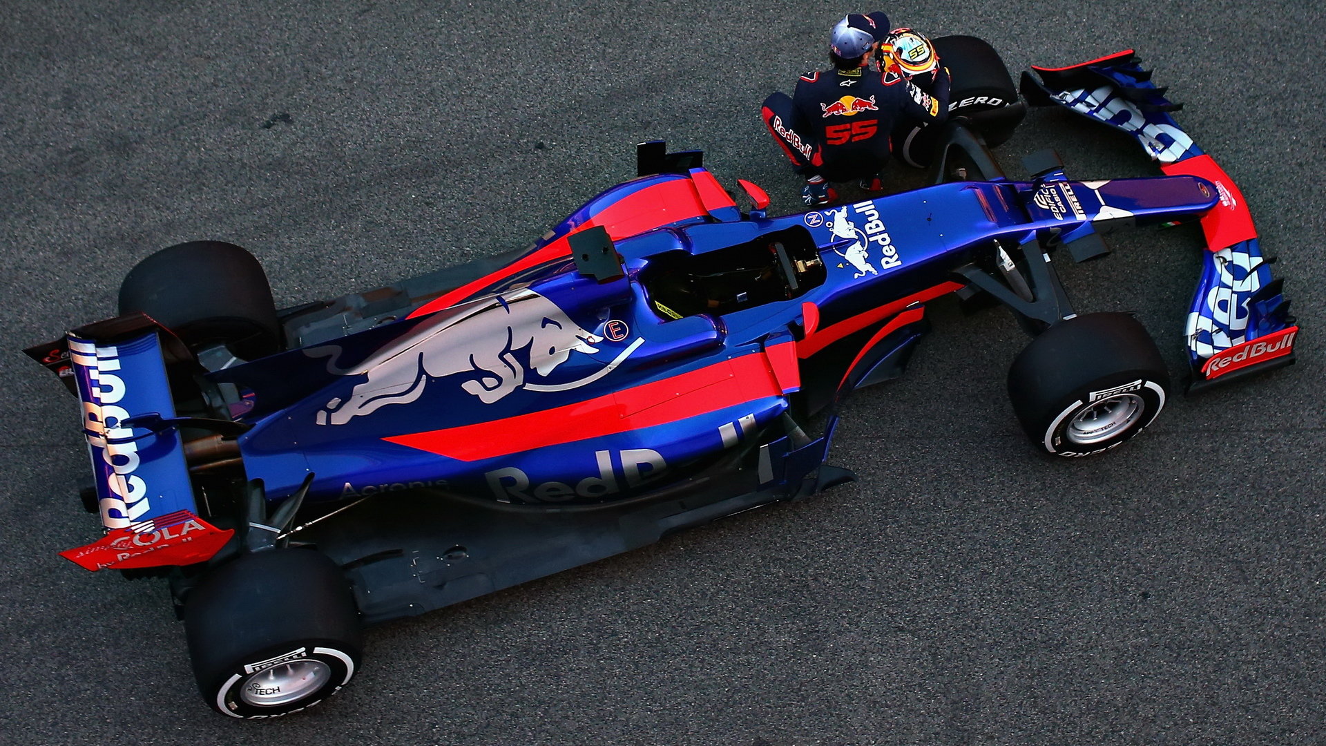 Carlos Sainz pózuje u nového STR12 v pit lane na Circuit de Catalunya