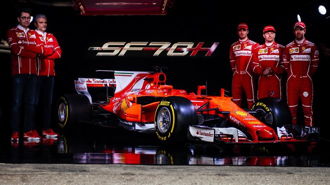 Vedení Scuderie při představení nového vozu se svými jezdci: s Antoniem Giovinazzim, Kimim Räikkönenem a se Sebastianem Vettelem