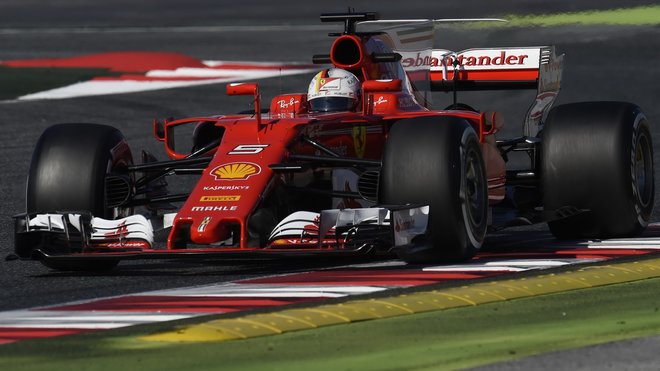 Sebastian Vettel s Ferrari SF70H během prvního týdne předsezónních testů v Barceloně