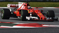 Kimi Räikkönen s Ferrari SF70H během testů v Katalánsku