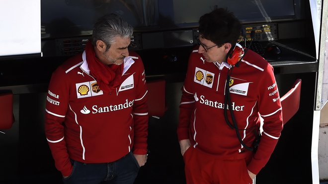 Maurizio Arrivabene (vlevo) v pozici šéfa týmu i přes vzrůstající formu Ferrari skončil