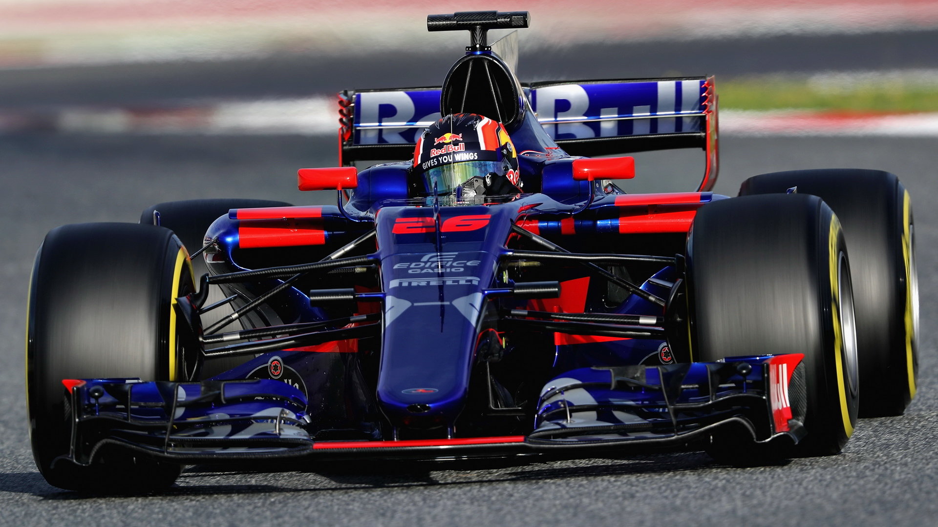 Daniil Kvjat při testech s vozem Toro Rosso STR12 v Barceloně