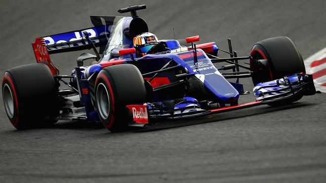 Carlos Sainz s vozem Toro Rosso STR12 během druhých předsezónních testů v Barceloně