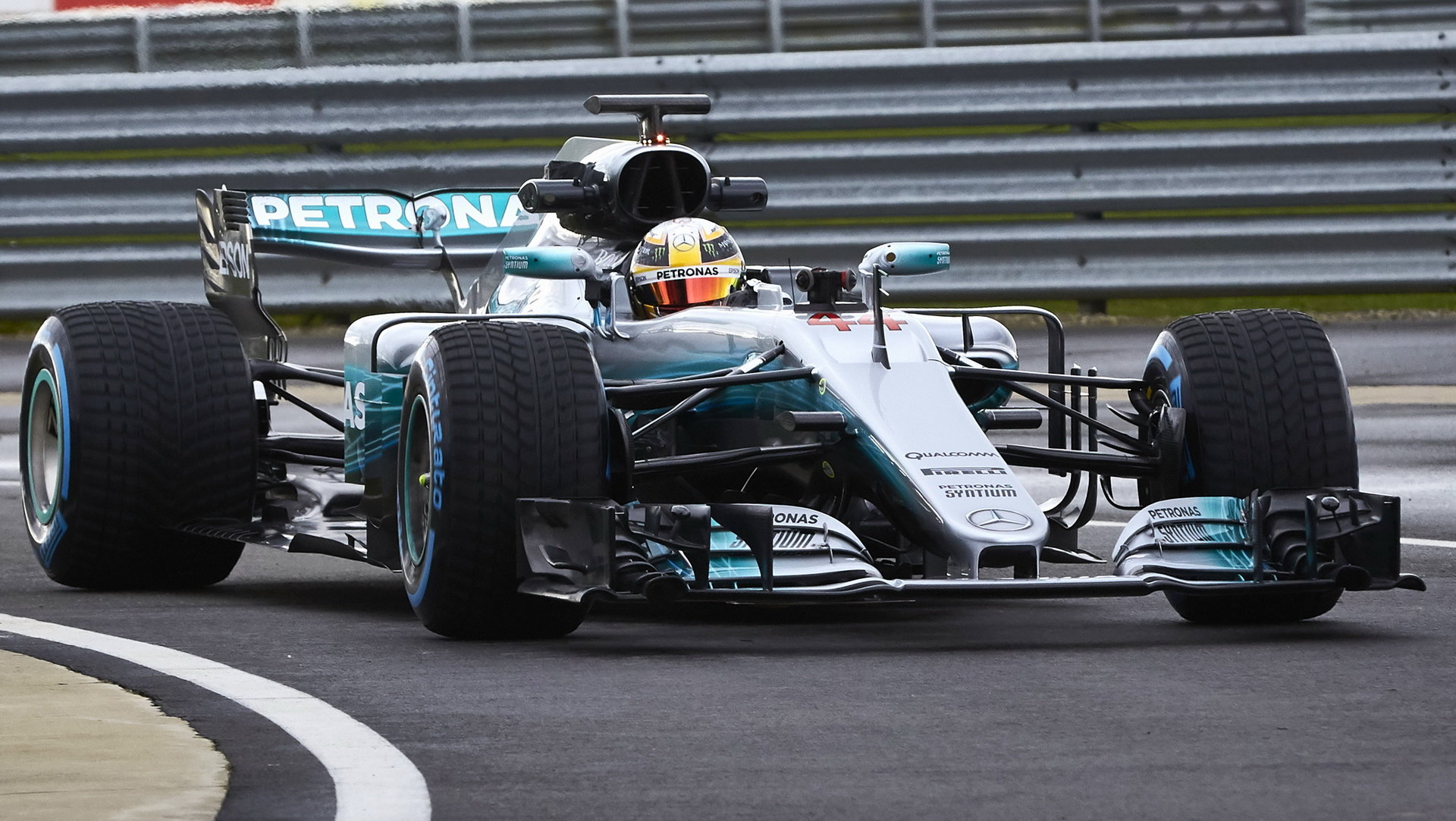 Lewis Hamilton při prvním testu (tzv. shake-downu) letošního Mercedesu F1 W08 EQ Power+