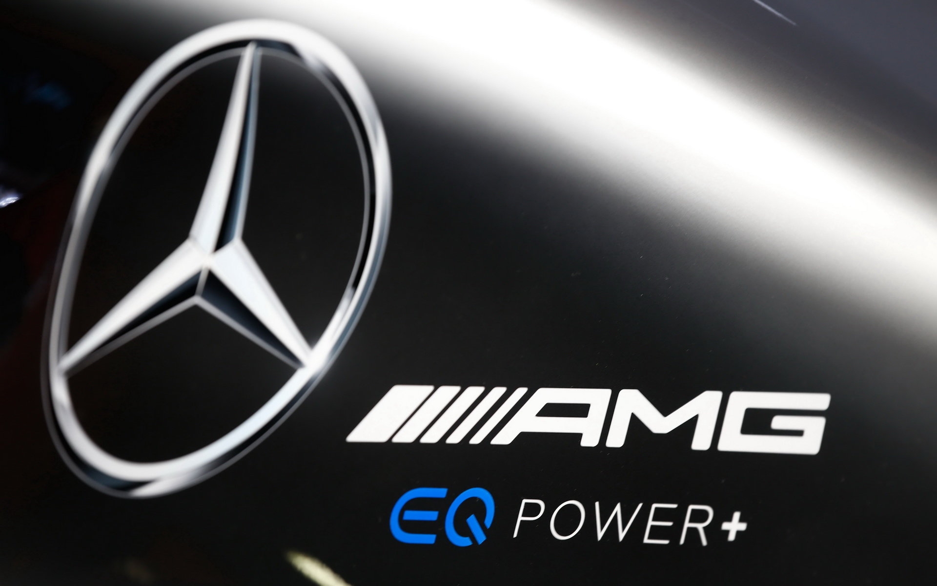 Logo na krytu motoru nového vozu Mercedes F1 W08 EQ Power+