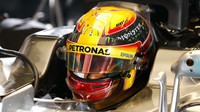 Lewis Hamilton se svou novou přilbou