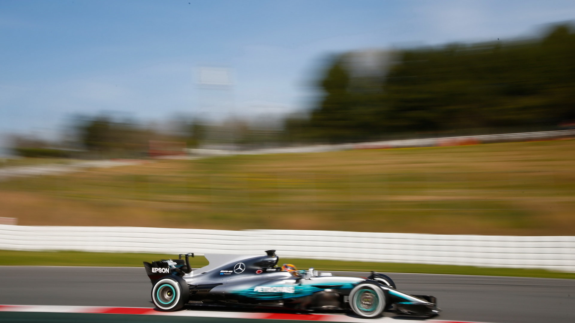 Hamilton půl hodiny před koncem dopoledních testů ztrácí na vedení téměř vteřinu a půl