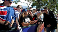 Esteban Ocon při autogramiádě v Austrálii