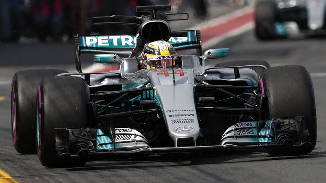 Lewis Hamilton při pátečním tréninku v Austrálii