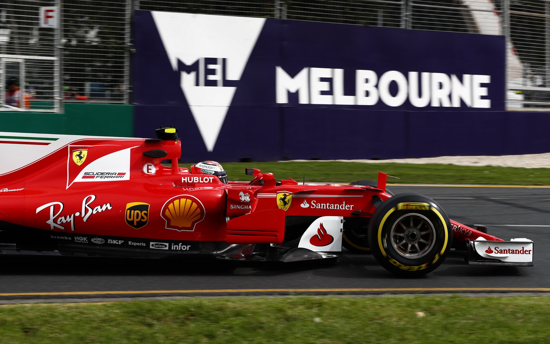 Kimi Räikkönen při pátečním tréninku v Austrálii