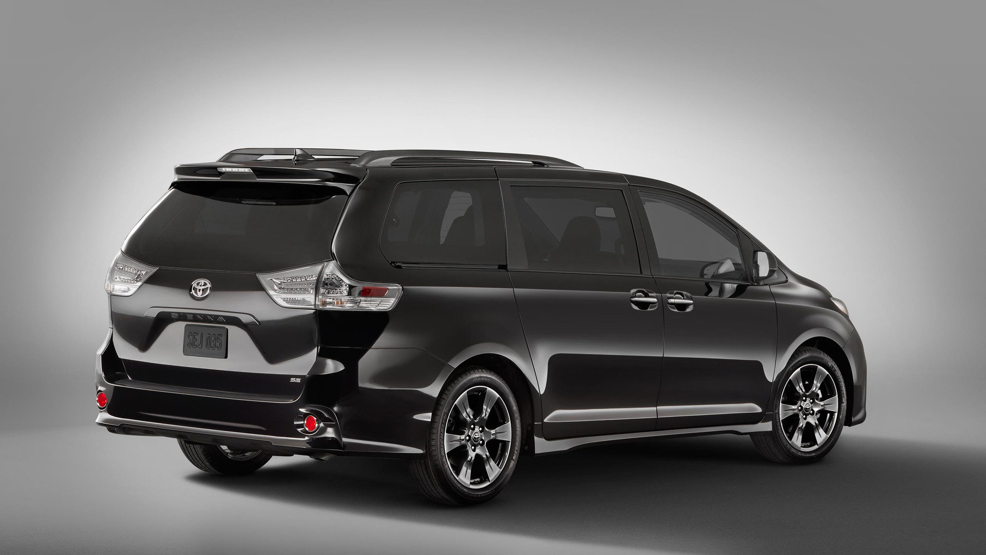 Toyota Sienna vyvolává svým designem kapoty diskuzi