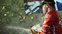 Sebastian Vettel si užívá vítězství po prvním závodě sezóny 2017