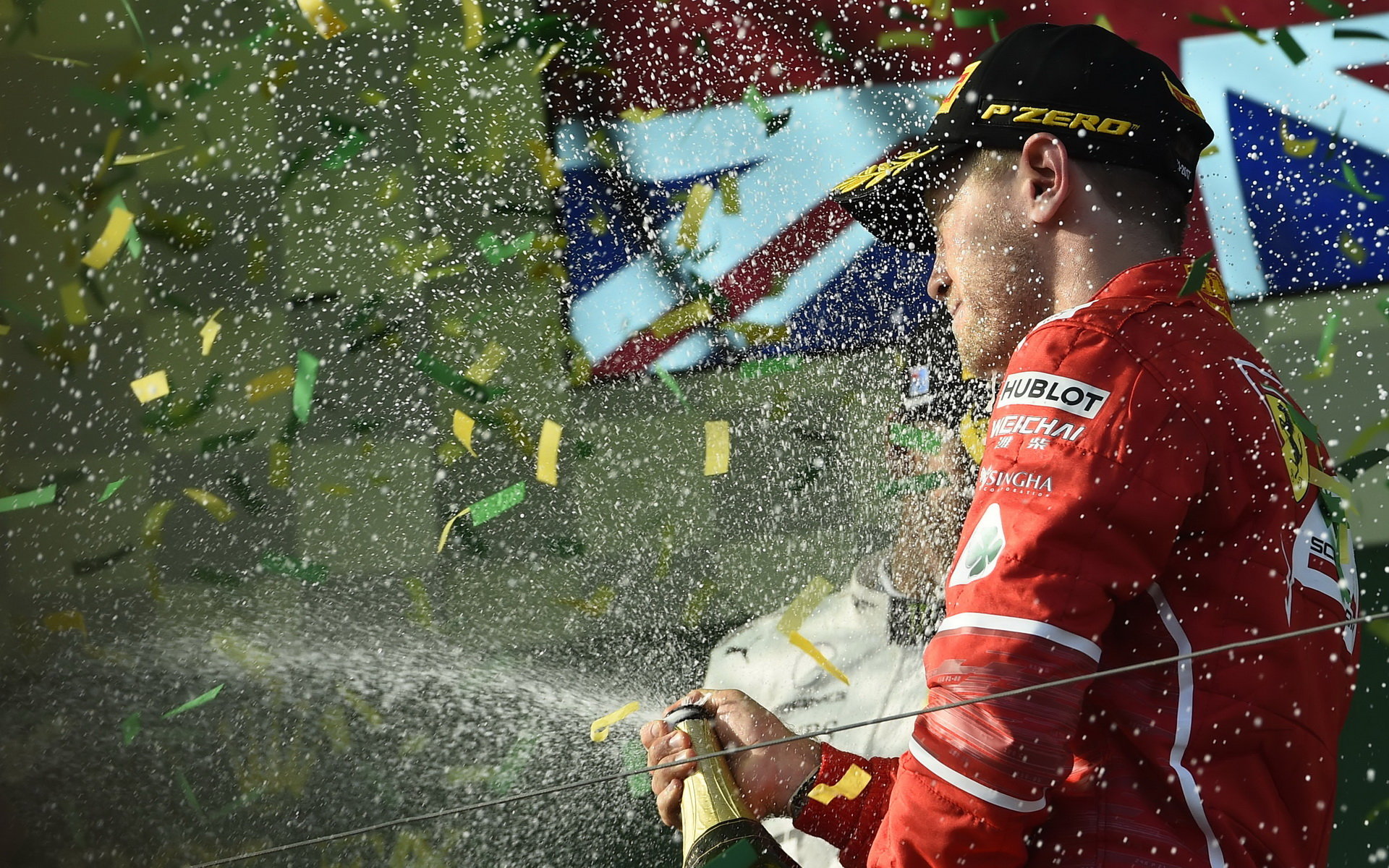 Sebastian Vettel si užívá vítězství po prvním závodě sezóny 2017