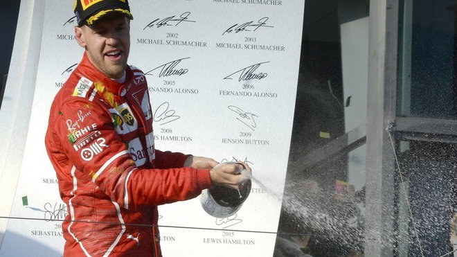 Sebastian Vettel si užívá vítězství prvního závodu sezóny v Austrálii