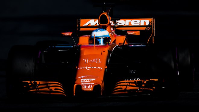 Fernando Alonso s McLarenem v Melbourne