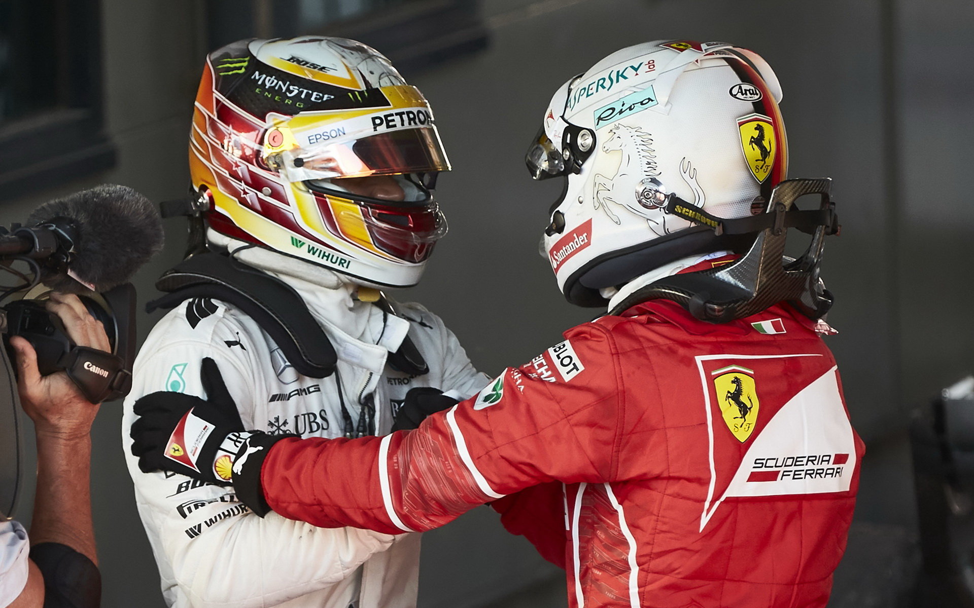 Lewis Hamilton gratuluje Sebastianovi Vettelovi k vítězství v prvním závodě sezóny v Austrálii