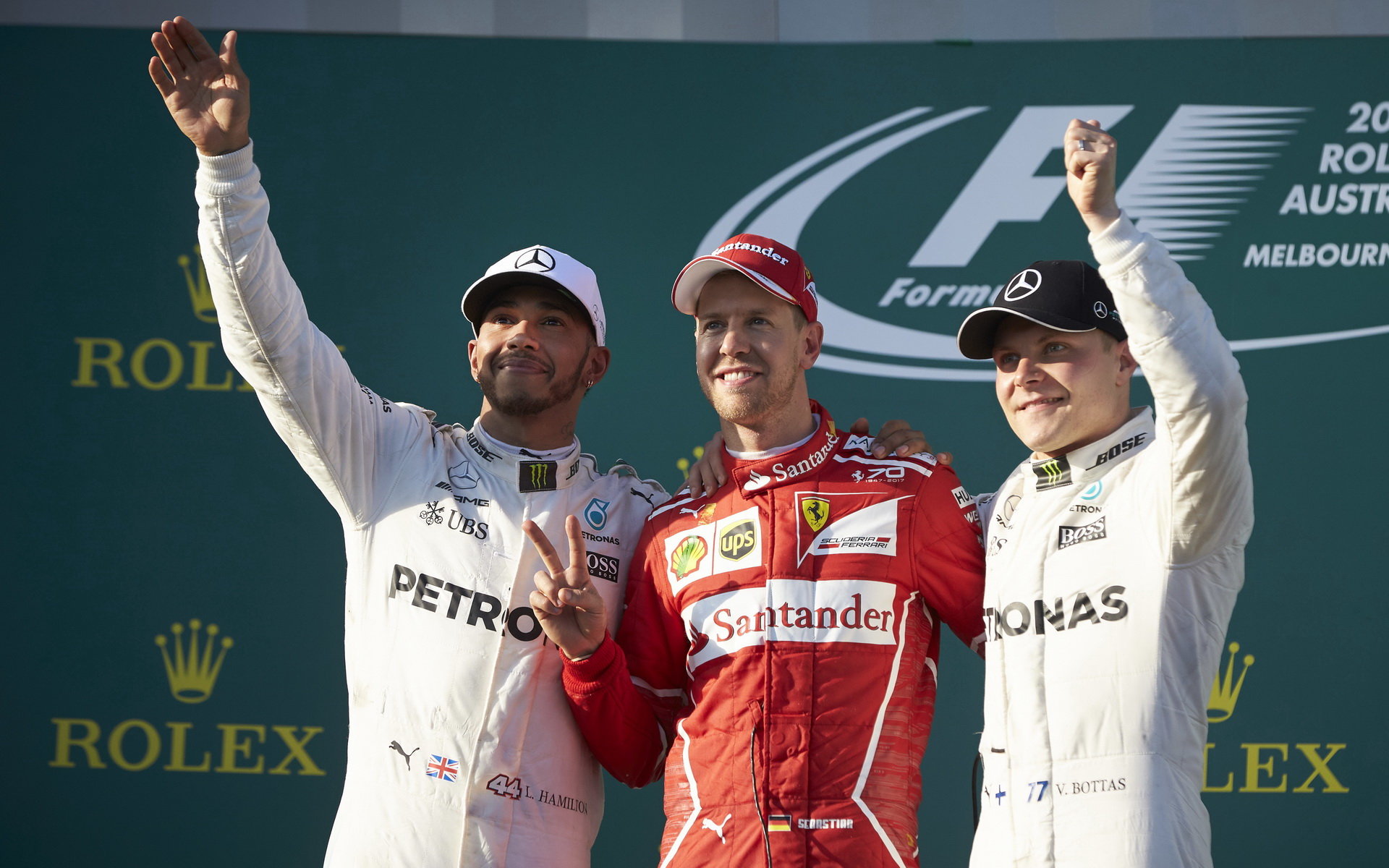 Valtteri Bottas (vpravo) na pódiu s Lewisem Hamiltonem a Sebastianem Vettelem
