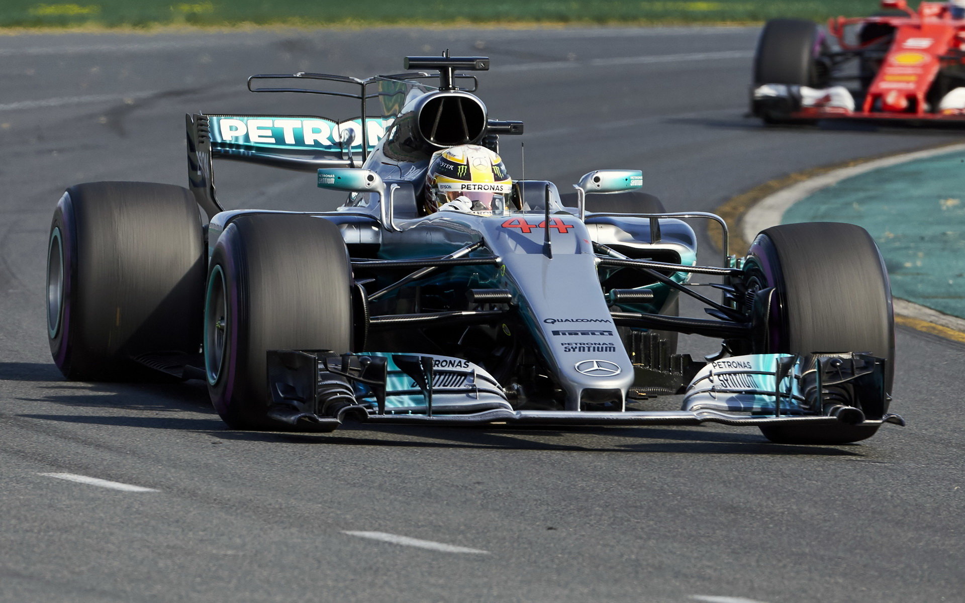 Lewis Hamilton první závod sezóny se Sebastianem Vettelem prohrál