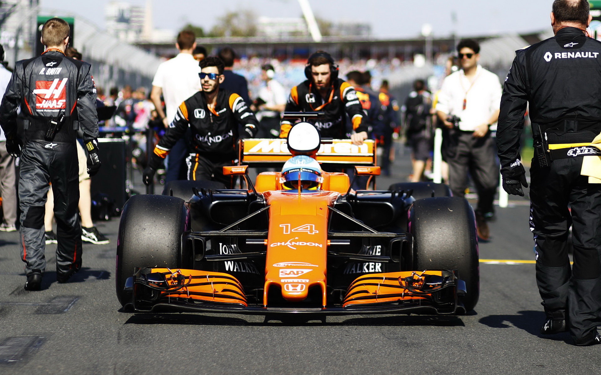 Fernando Alonso najíždí na startovní rošt v Melbourne