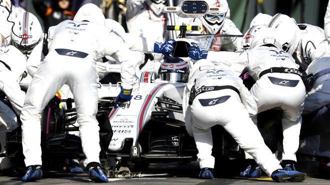 Lance Stroll u mechaniků Williamsů během Velké ceny Austrálie
