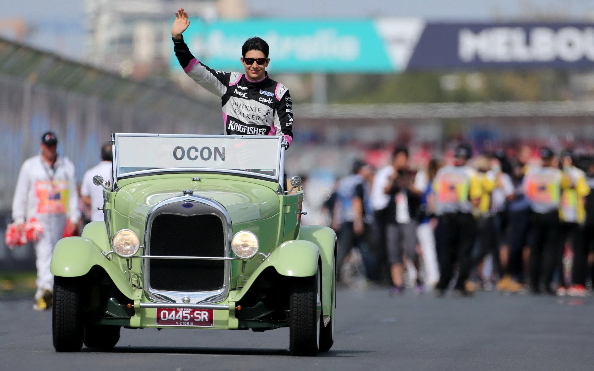 Esteban Ocon při prezentaci před prvním závodem sezóny v Austrálii